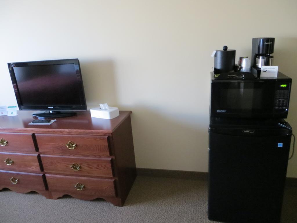 The Edgewood Hotel And Suites Fairbury Экстерьер фото
