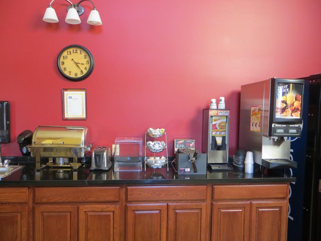 The Edgewood Hotel And Suites Fairbury Экстерьер фото