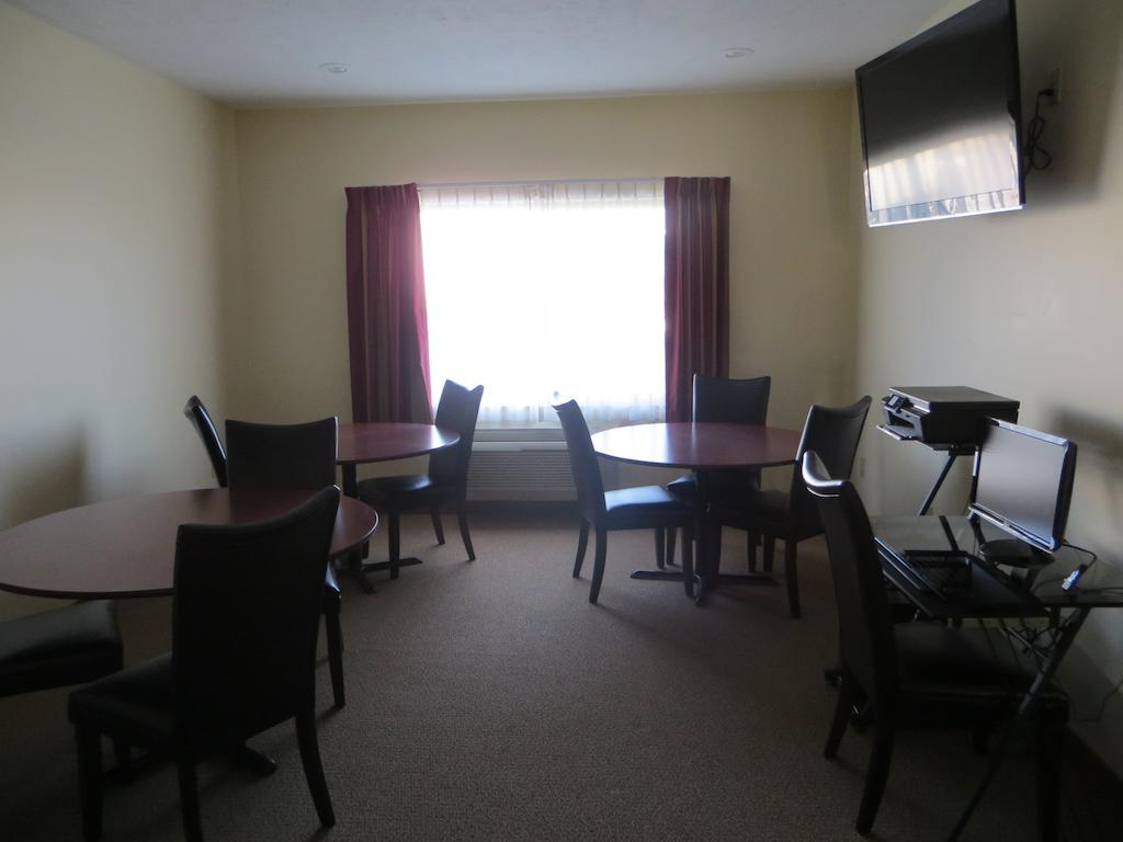 The Edgewood Hotel And Suites Fairbury Экстерьер фото