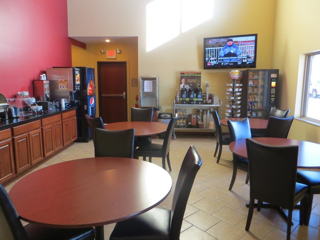The Edgewood Hotel And Suites Fairbury Экстерьер фото