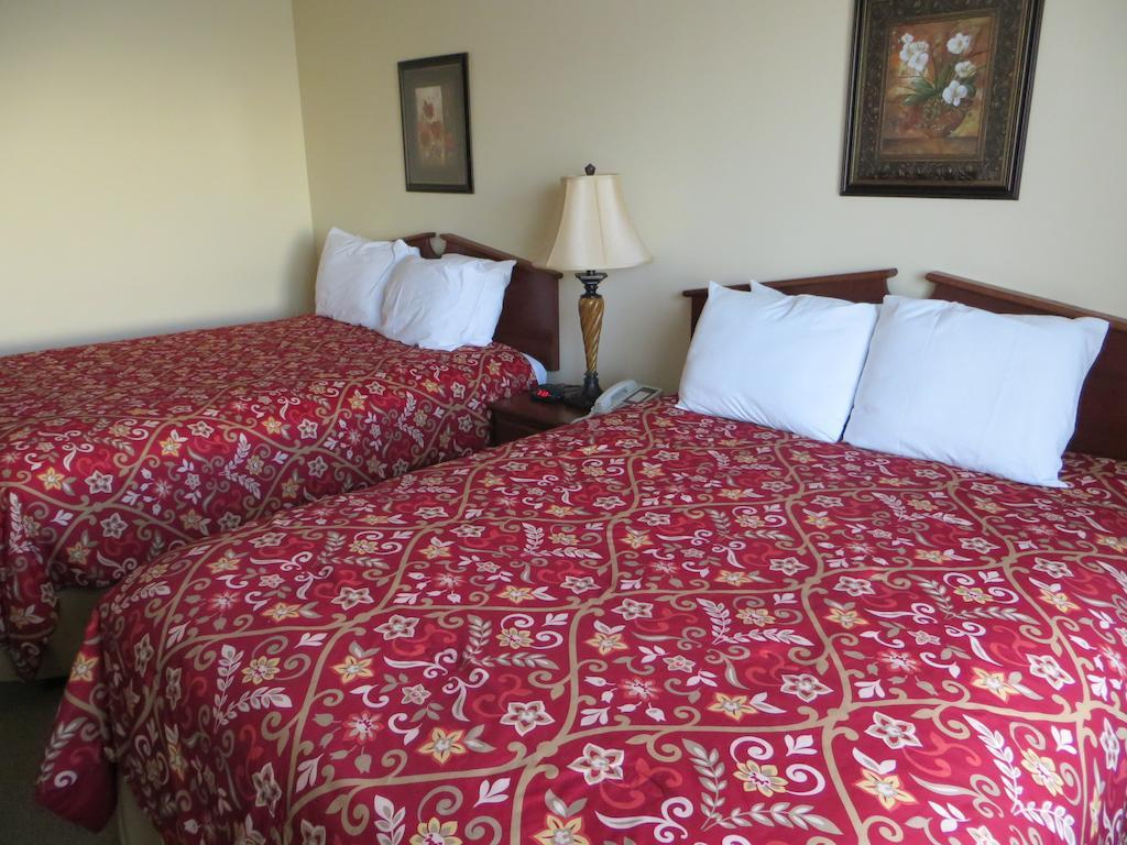 The Edgewood Hotel And Suites Fairbury Номер фото