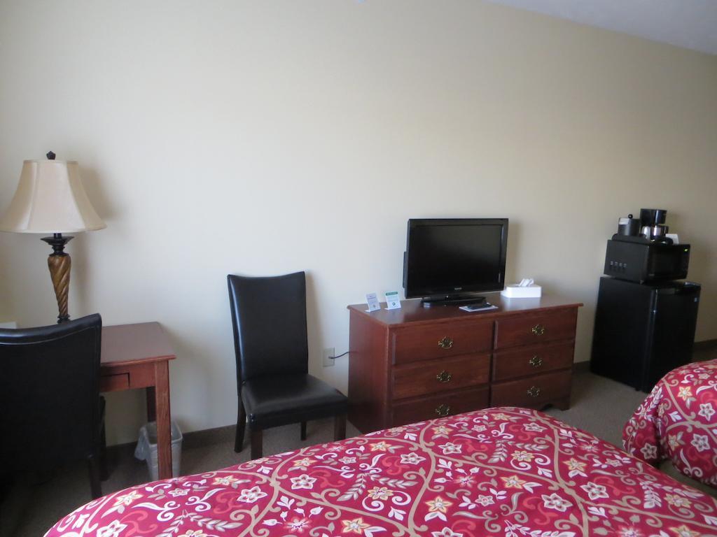 The Edgewood Hotel And Suites Fairbury Номер фото