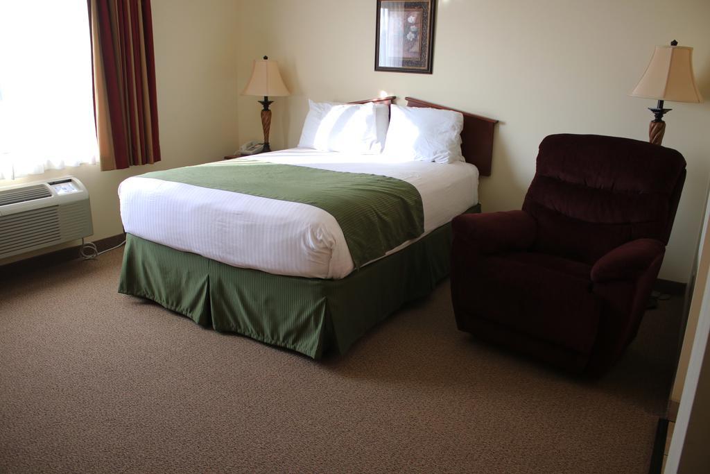 The Edgewood Hotel And Suites Fairbury Экстерьер фото