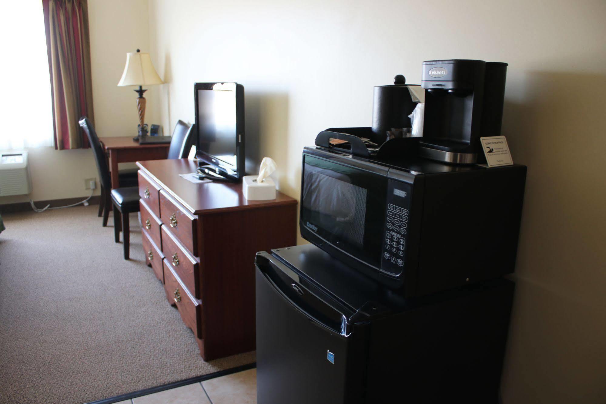 The Edgewood Hotel And Suites Fairbury Экстерьер фото
