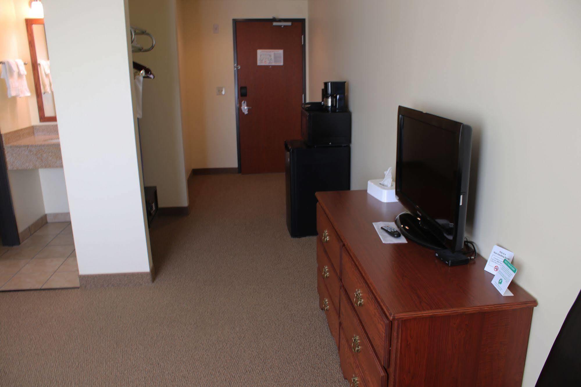 The Edgewood Hotel And Suites Fairbury Экстерьер фото