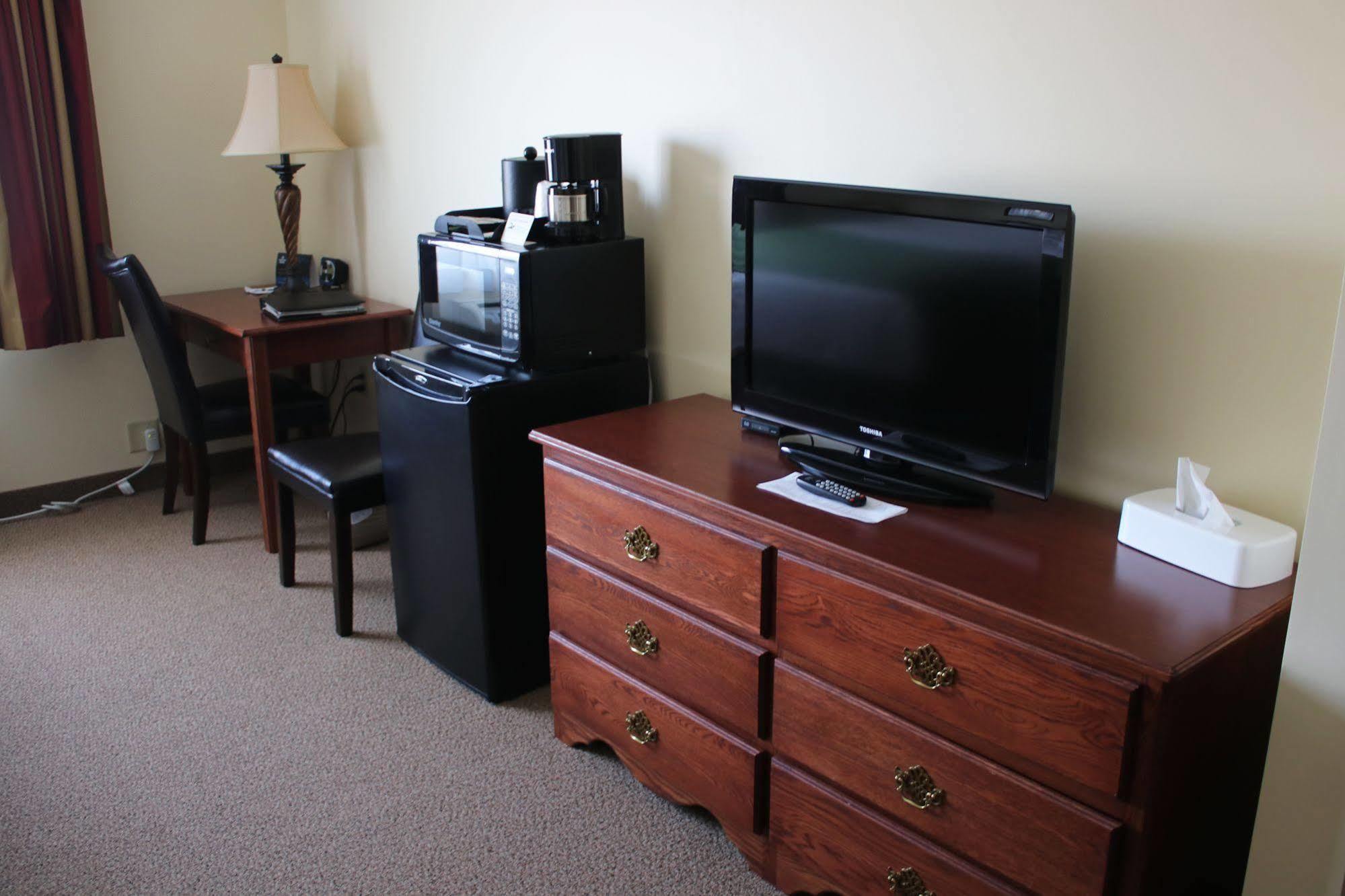 The Edgewood Hotel And Suites Fairbury Экстерьер фото
