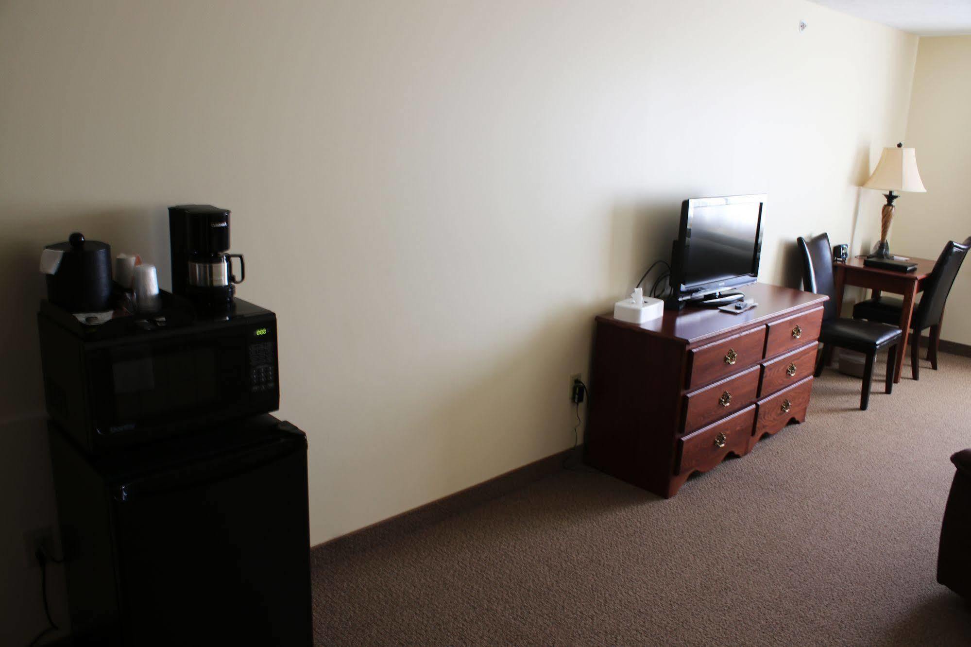The Edgewood Hotel And Suites Fairbury Экстерьер фото