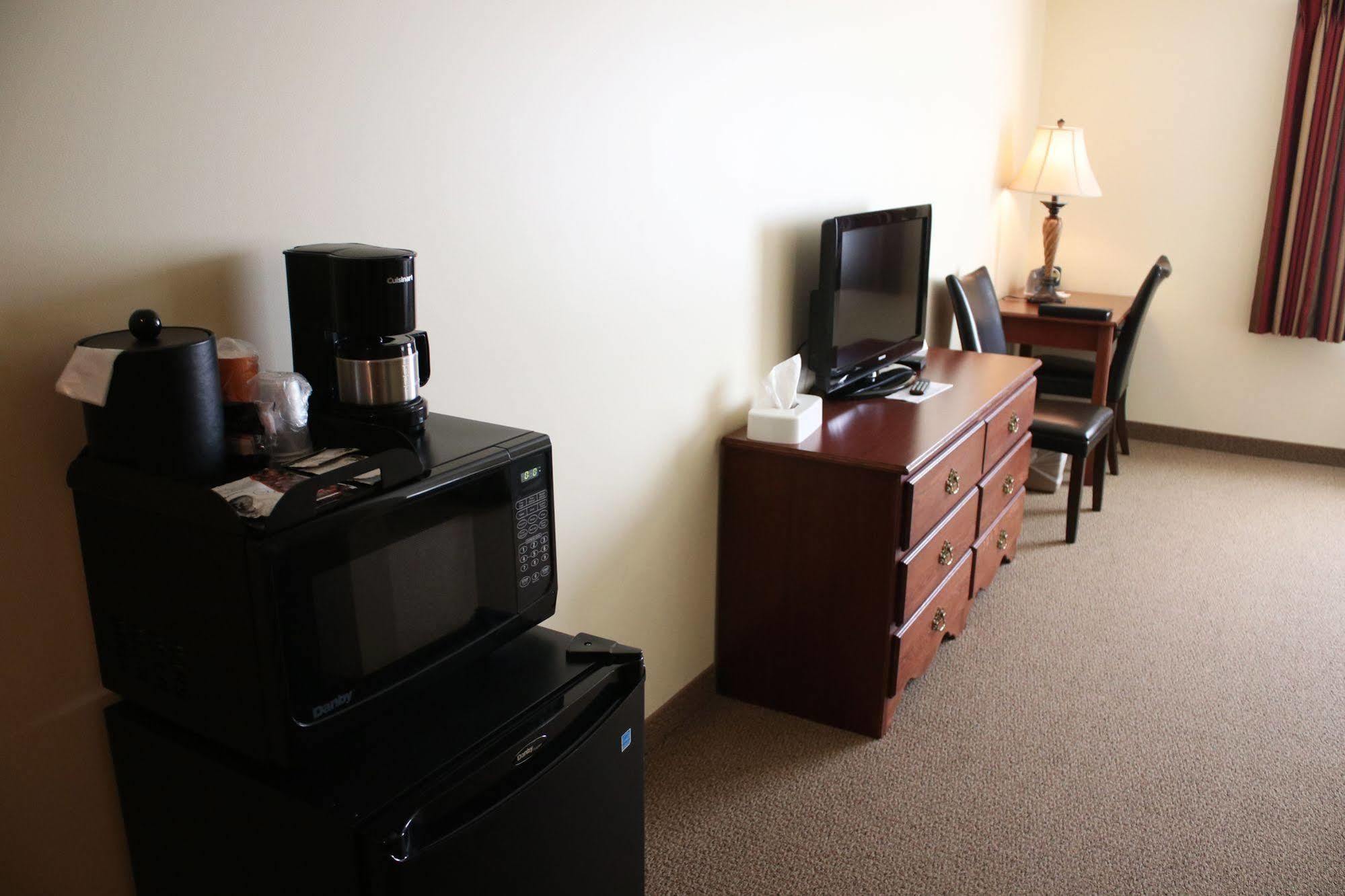 The Edgewood Hotel And Suites Fairbury Экстерьер фото