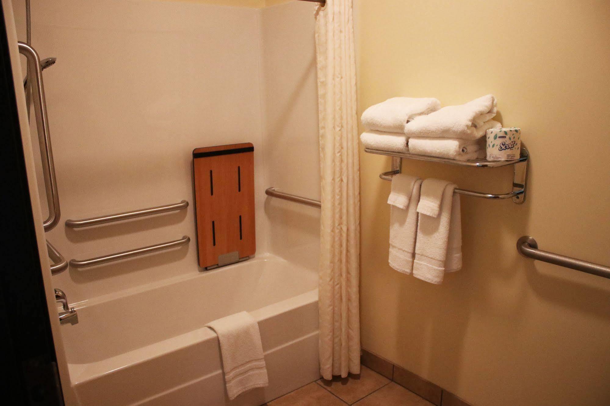 The Edgewood Hotel And Suites Fairbury Экстерьер фото