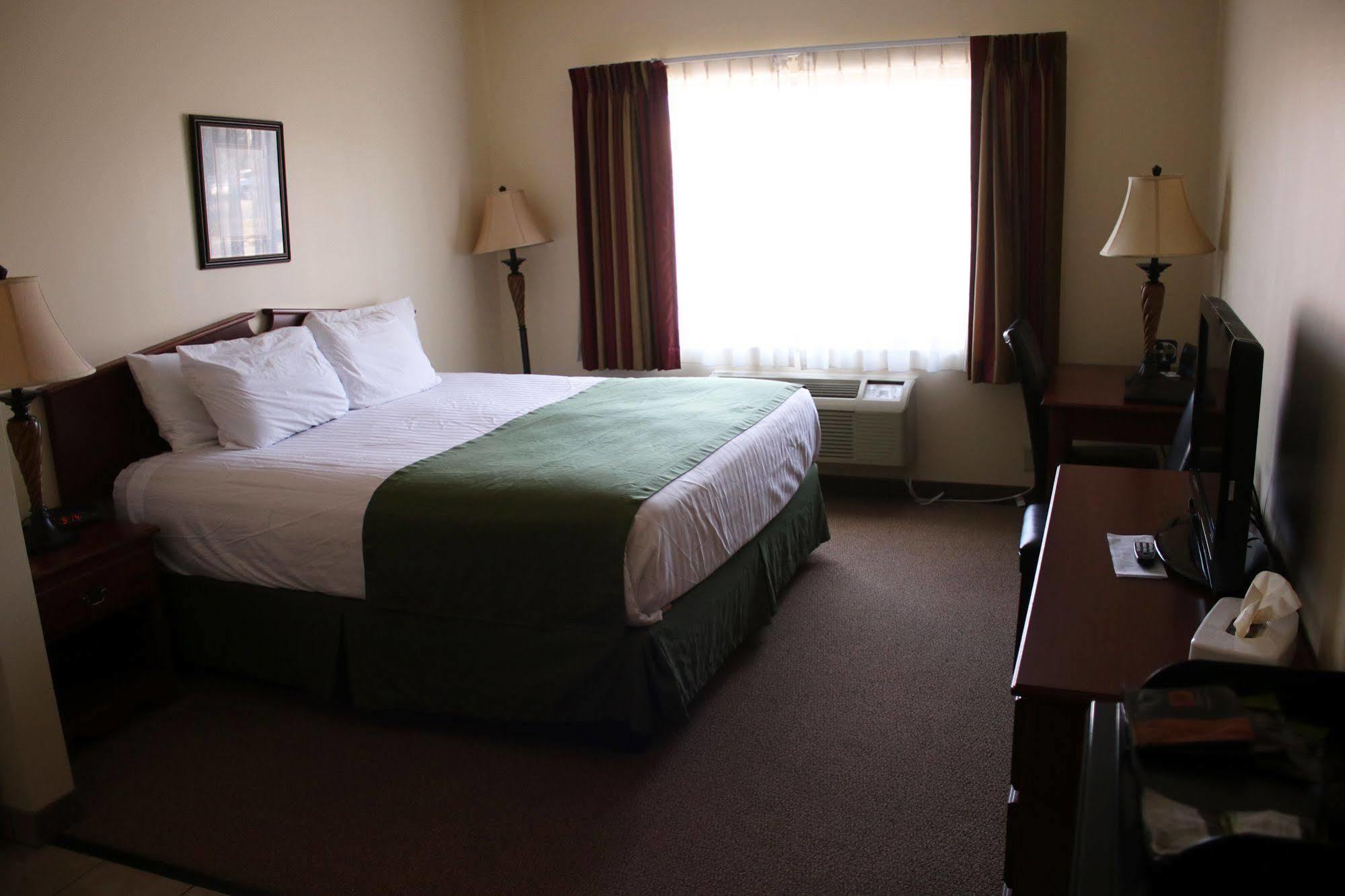 The Edgewood Hotel And Suites Fairbury Экстерьер фото