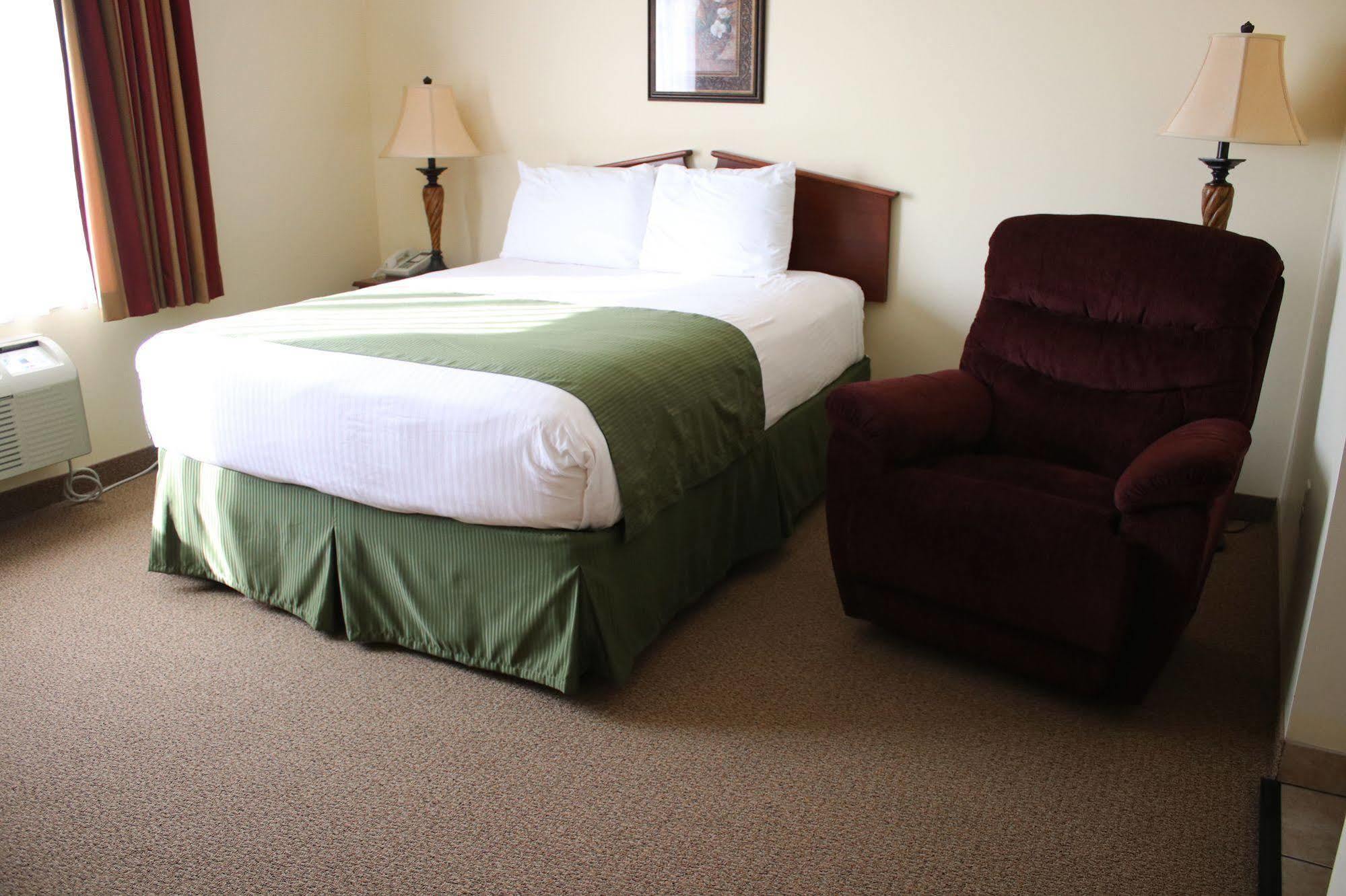 The Edgewood Hotel And Suites Fairbury Экстерьер фото
