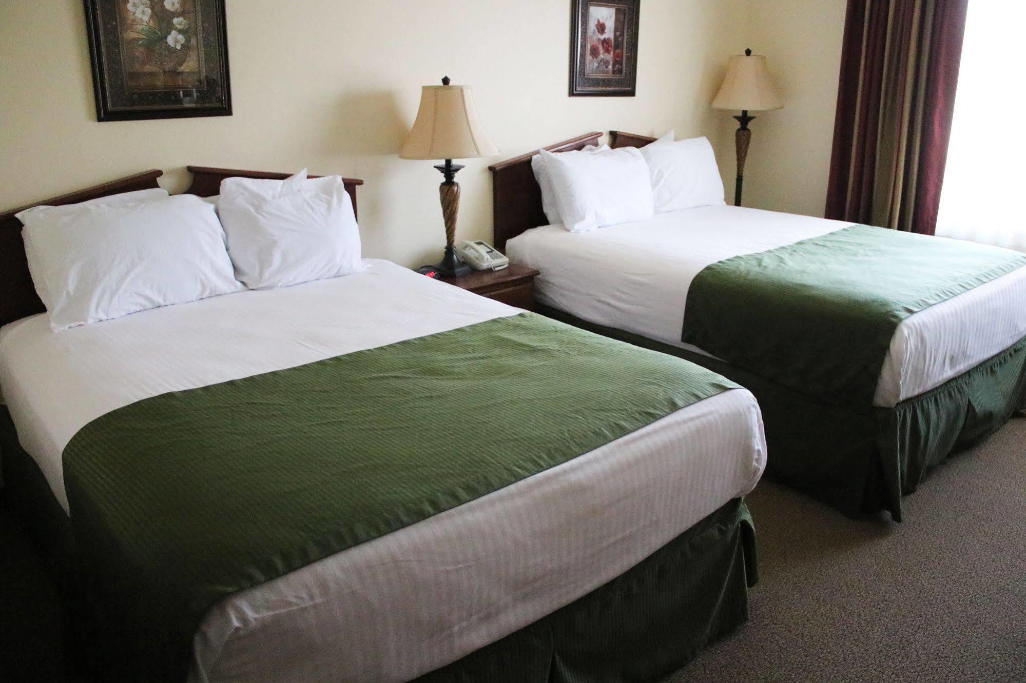 The Edgewood Hotel And Suites Fairbury Экстерьер фото