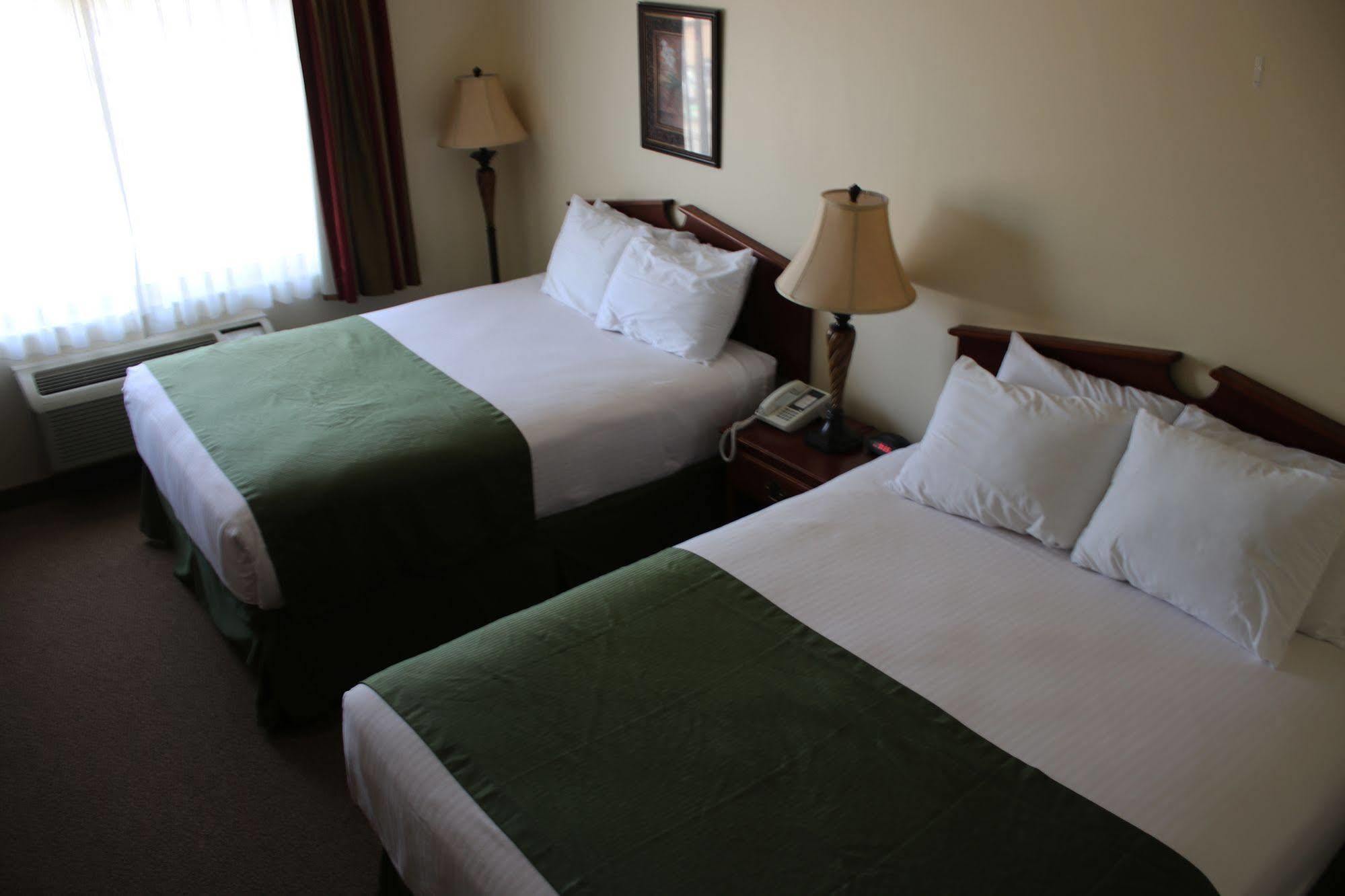 The Edgewood Hotel And Suites Fairbury Экстерьер фото