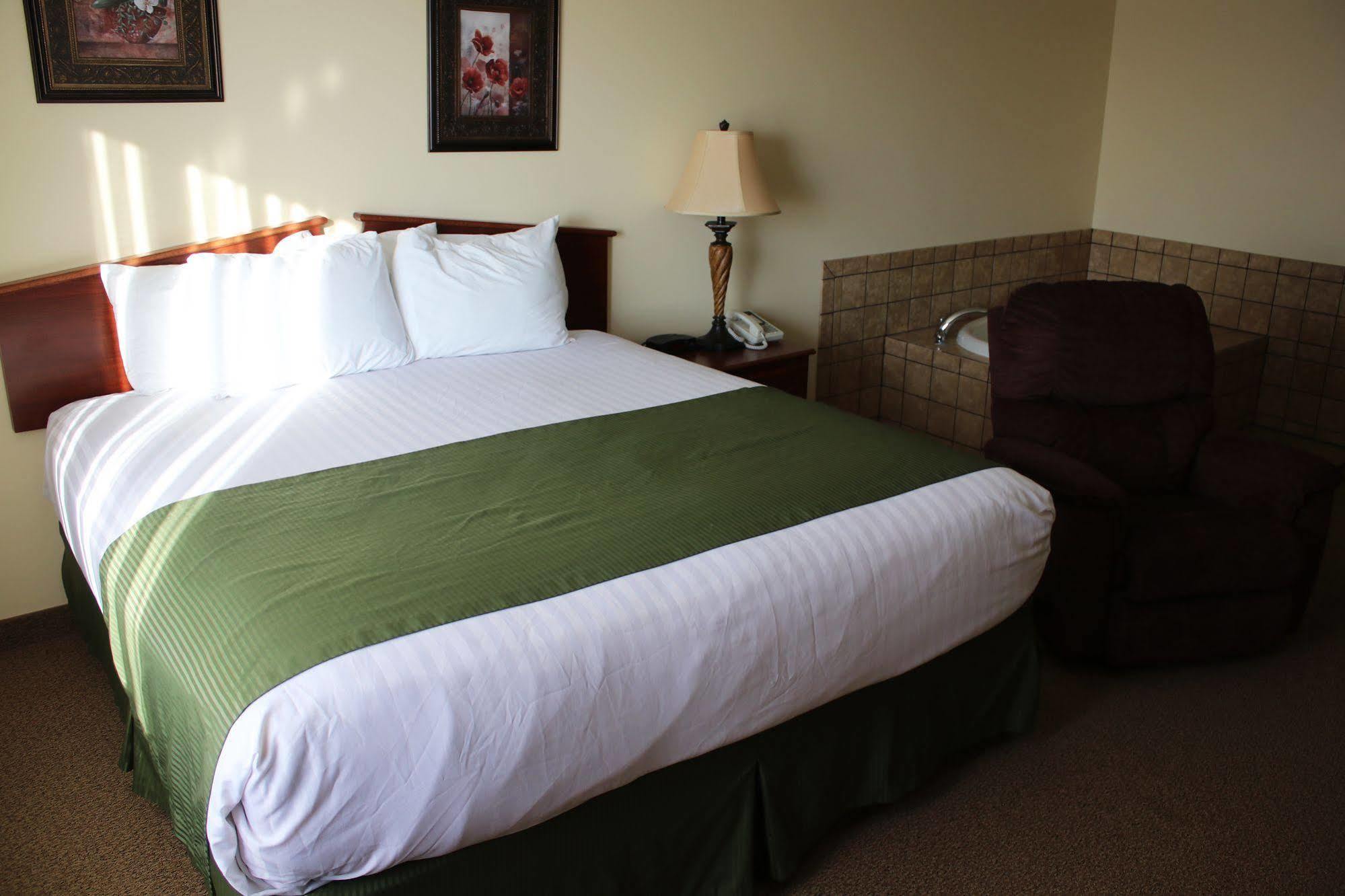 The Edgewood Hotel And Suites Fairbury Экстерьер фото