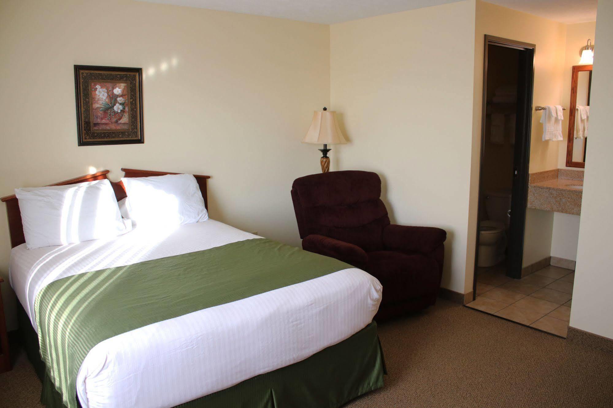 The Edgewood Hotel And Suites Fairbury Экстерьер фото