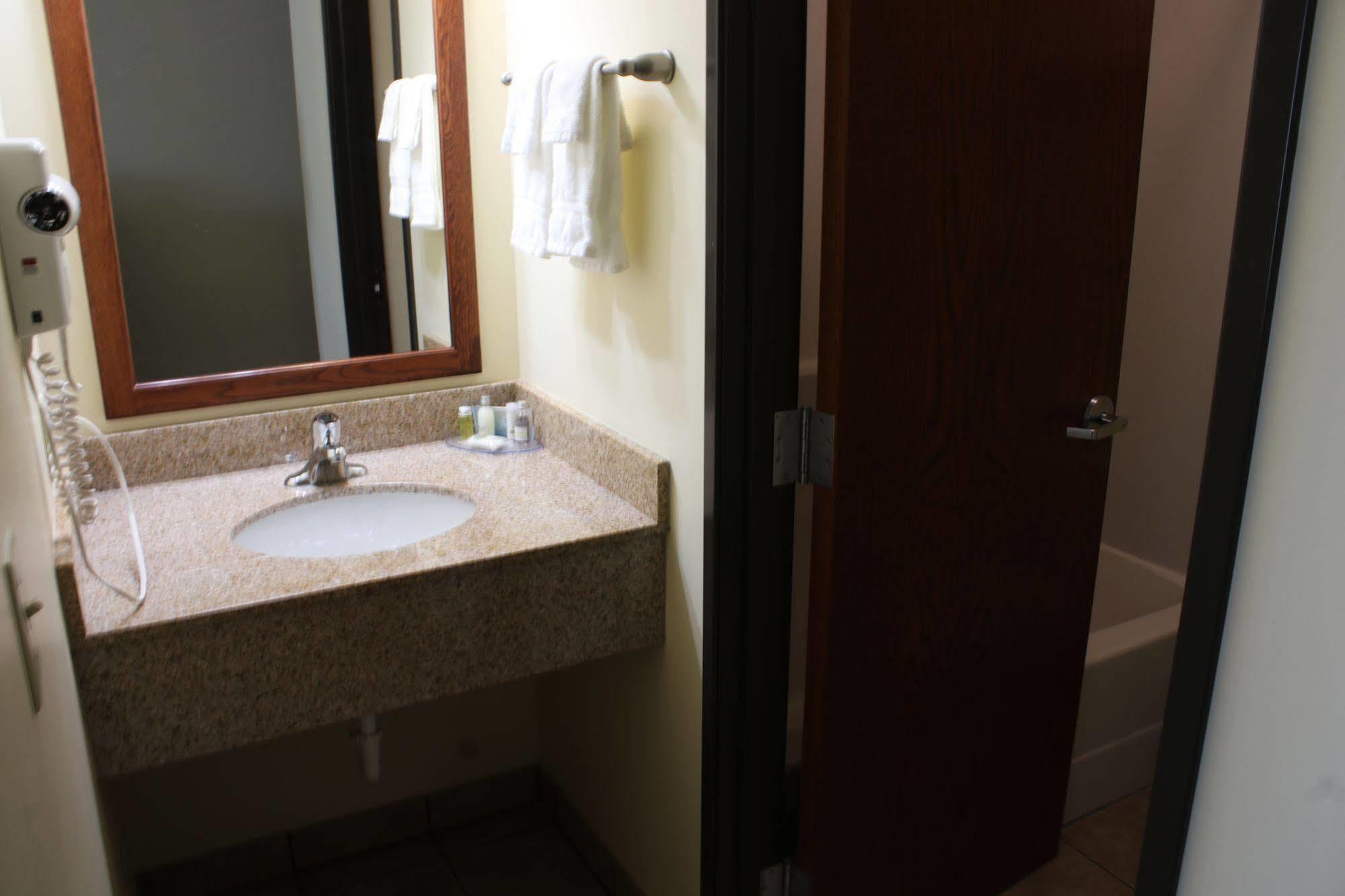 The Edgewood Hotel And Suites Fairbury Экстерьер фото