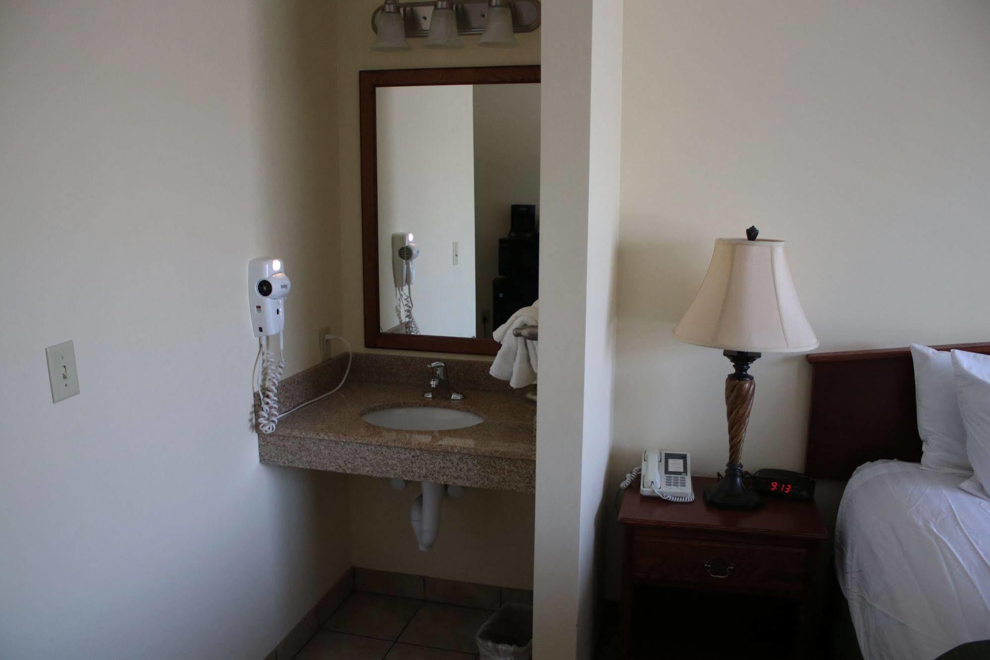 The Edgewood Hotel And Suites Fairbury Экстерьер фото