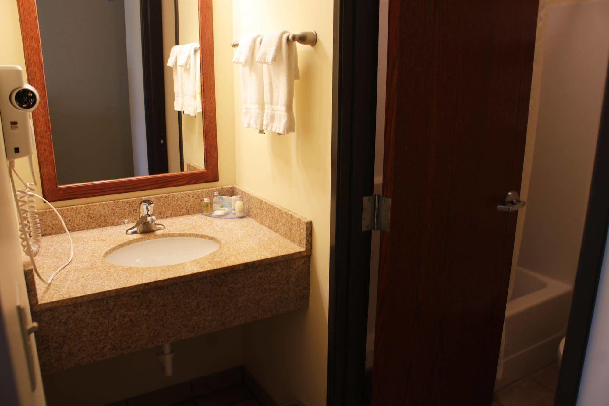 The Edgewood Hotel And Suites Fairbury Экстерьер фото