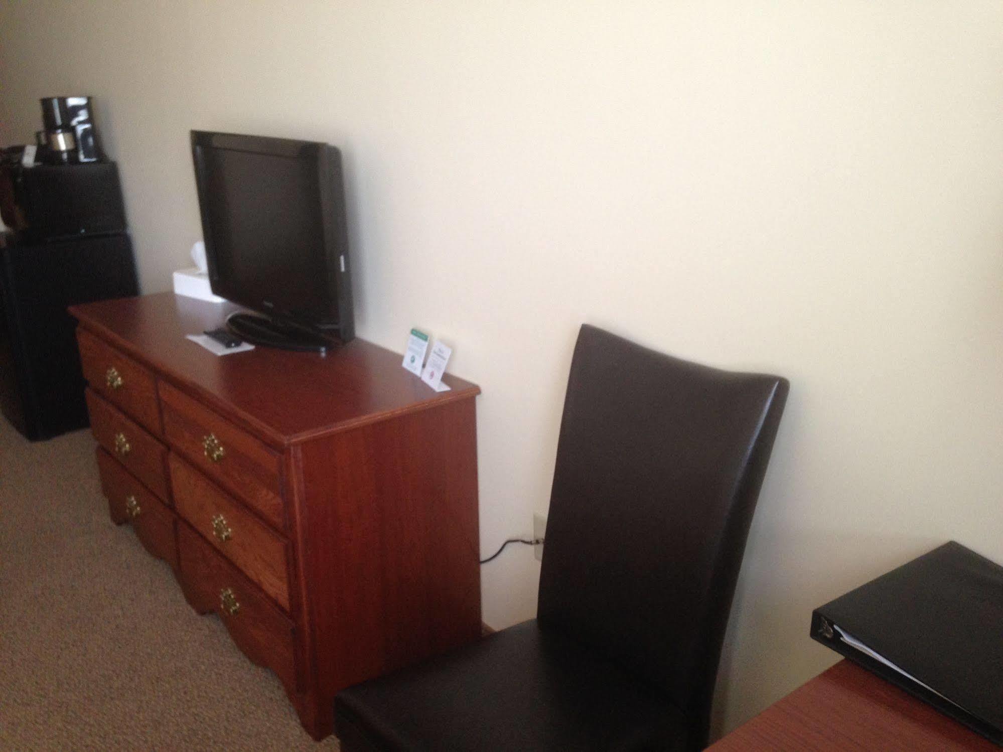 The Edgewood Hotel And Suites Fairbury Экстерьер фото