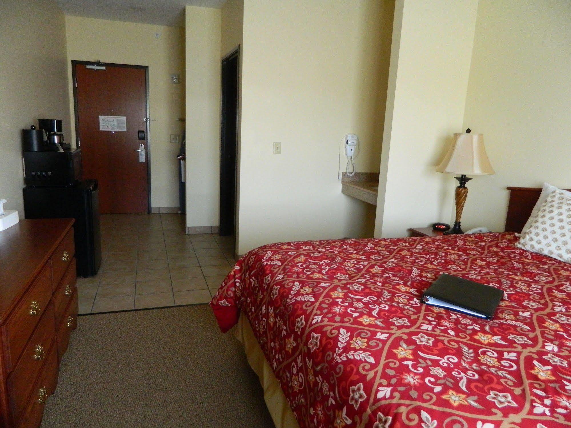 The Edgewood Hotel And Suites Fairbury Экстерьер фото