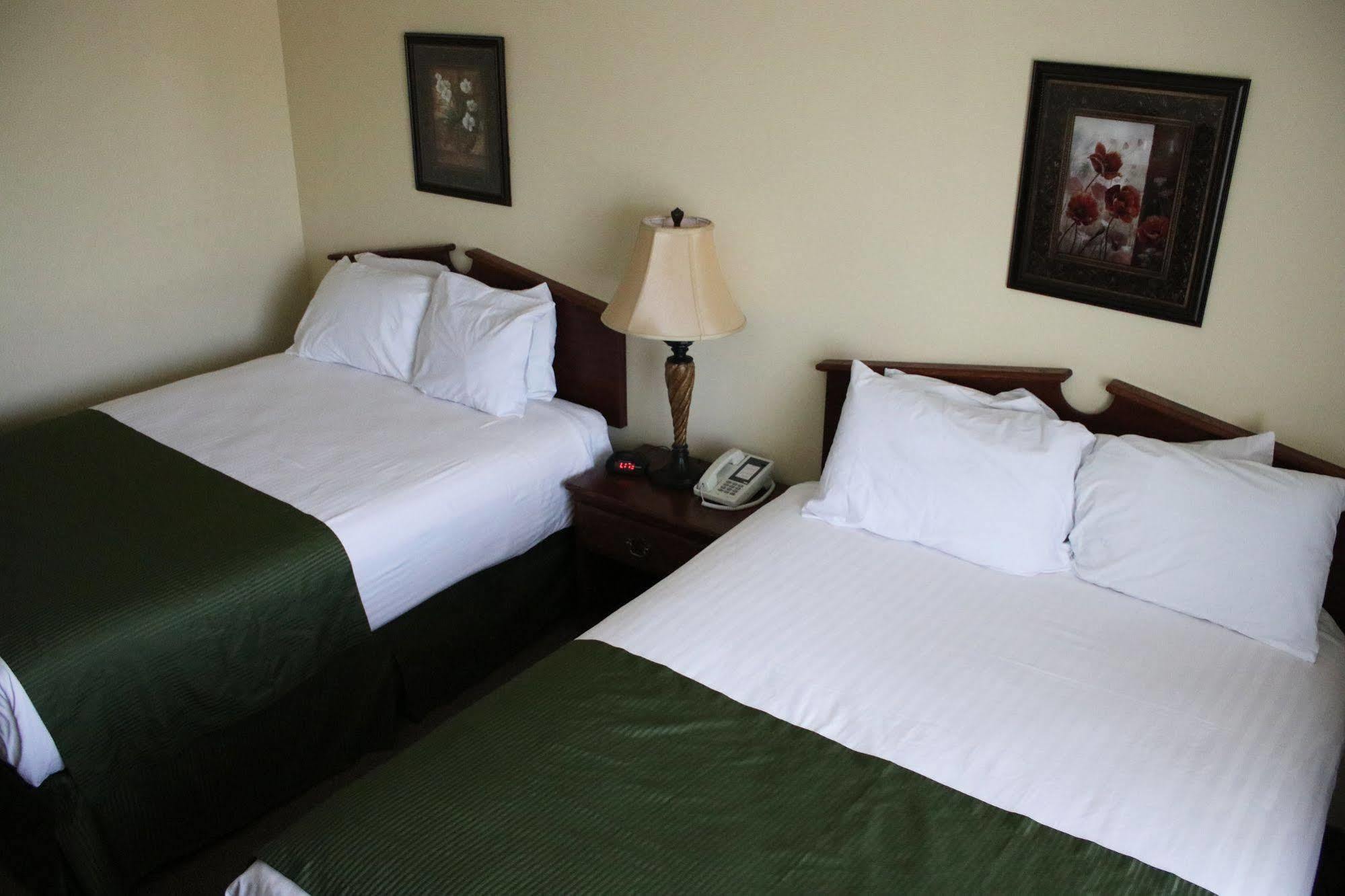 The Edgewood Hotel And Suites Fairbury Экстерьер фото