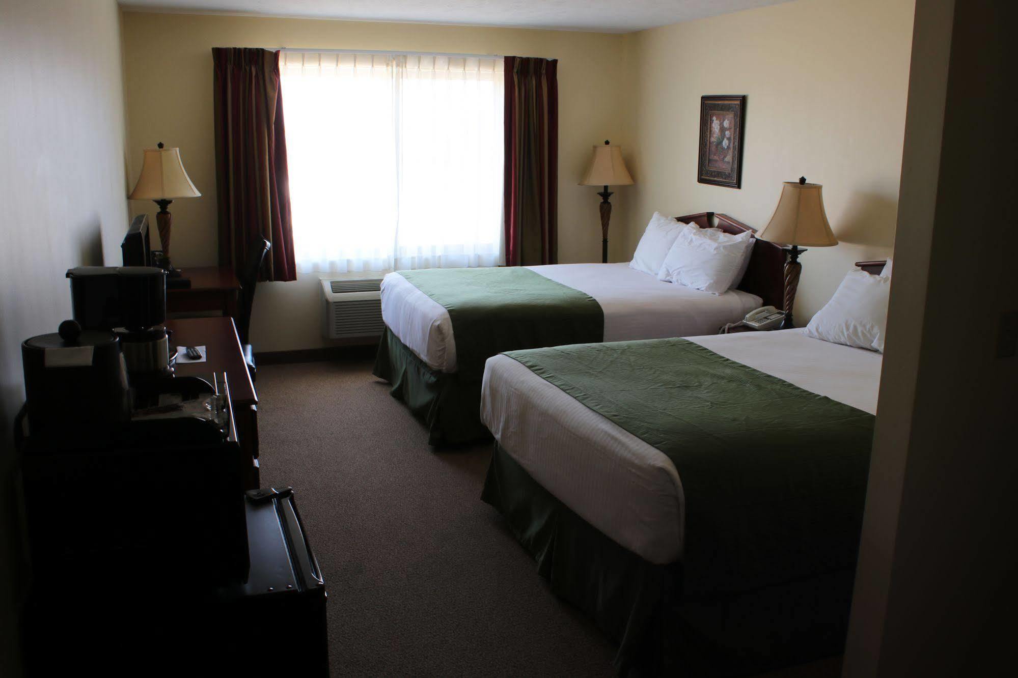 The Edgewood Hotel And Suites Fairbury Экстерьер фото