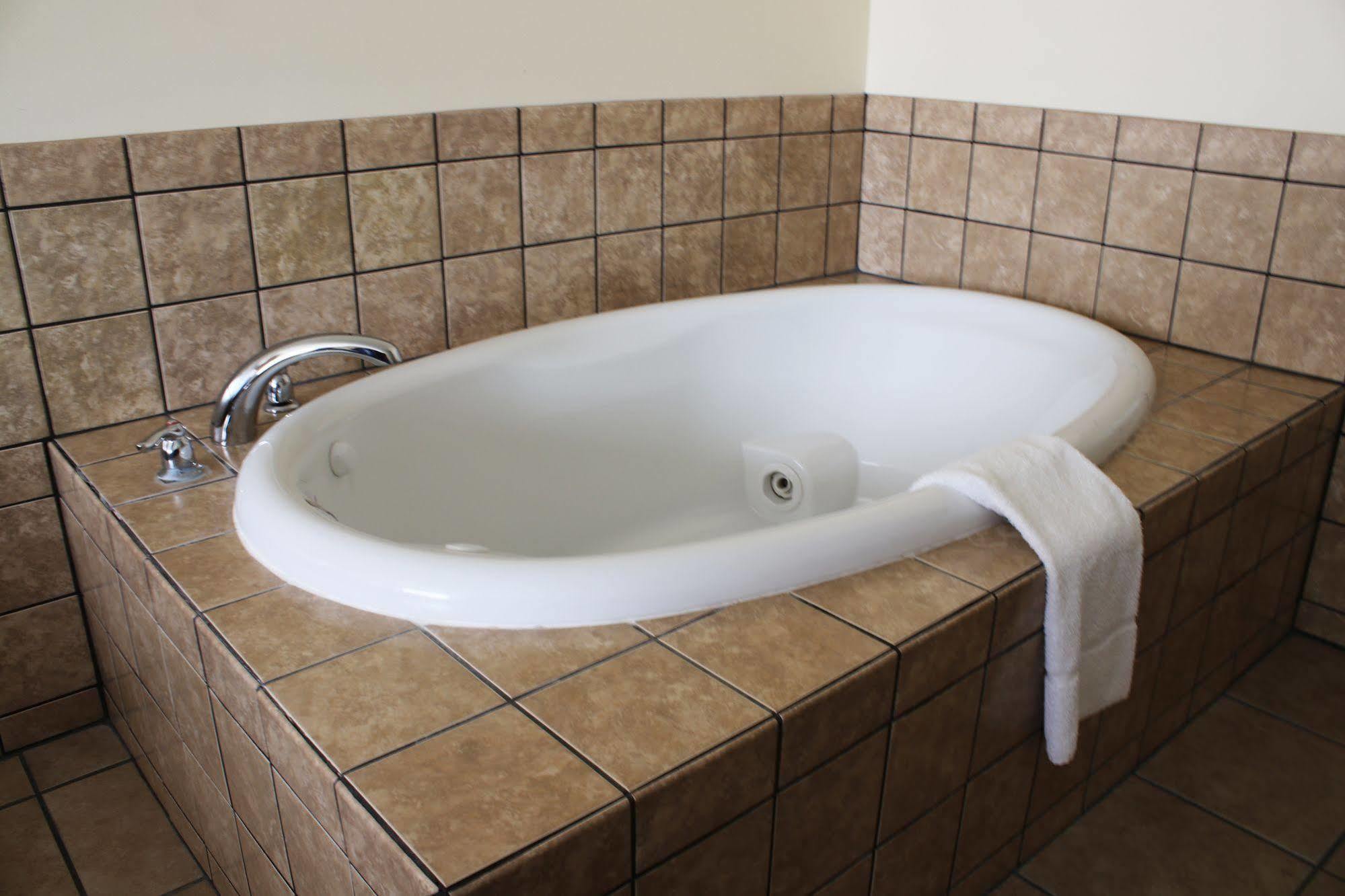 The Edgewood Hotel And Suites Fairbury Экстерьер фото