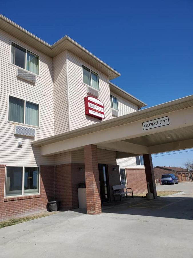The Edgewood Hotel And Suites Fairbury Экстерьер фото