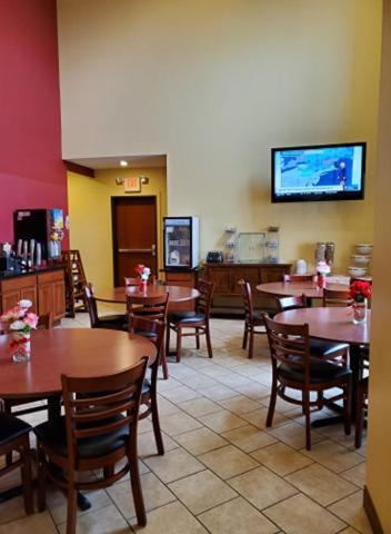 The Edgewood Hotel And Suites Fairbury Экстерьер фото